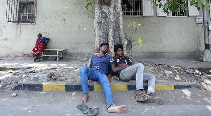 Hindistan'da aşırı sıcaktan ölenlerin sayısı 2 bini geçti Hindistan'da aşırı sıcaktan ölenlerin sayısı 2 bini geçti