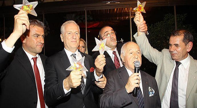 Galatasaray yönetimi seremoniye çıkmıyor! Galatasaray yönetimi seremoniye çıkmıyor!