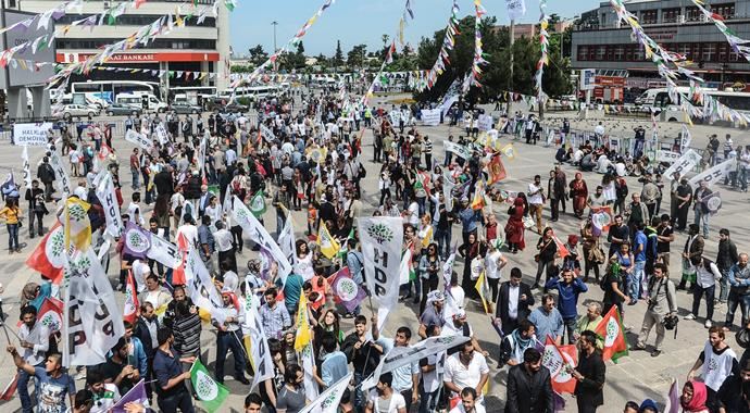 Samsun'da 500 kişi HDP mitingini bastı: 10 gözaltı Samsun'da 500 kişi HDP mitingini bastı: 10 gözaltı