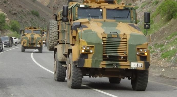 Hakkari sınır boylarında askeri hareketlilik sürüyor