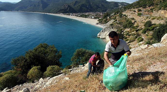 Ölüdeniz'den iki kamyon çöp çıktı Ölüdeniz'den iki kamyon çöp çıktı