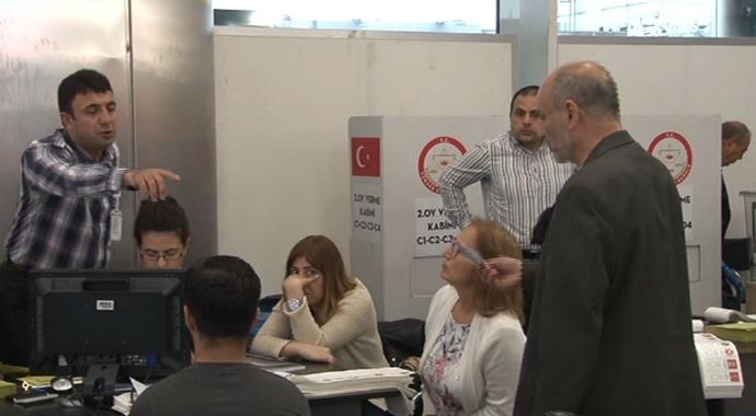 Atatürk Havalimanı'ında oy verme işlemi başladı Atatürk Havalimanı'ında oy verme işlemi başladı