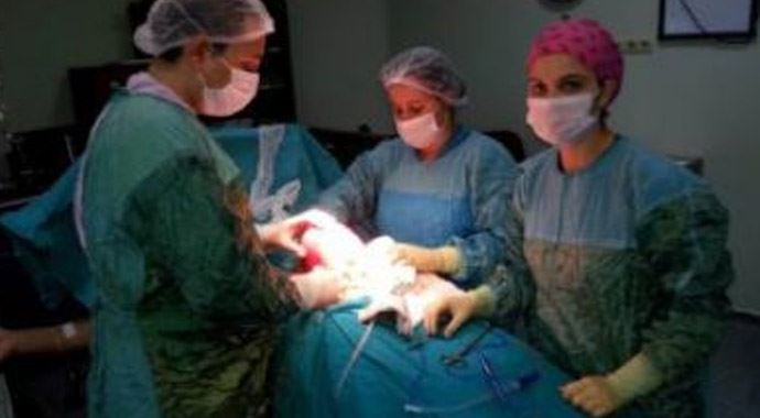 Karın ağrısıyla hastaneye gitti, 2.5 kiloluk kitle çıktı