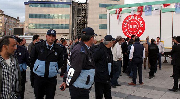 Erzurum'da CHP'nin stant açmasına müdahale Erzurum'da CHP'nin stant açmasına müdahale