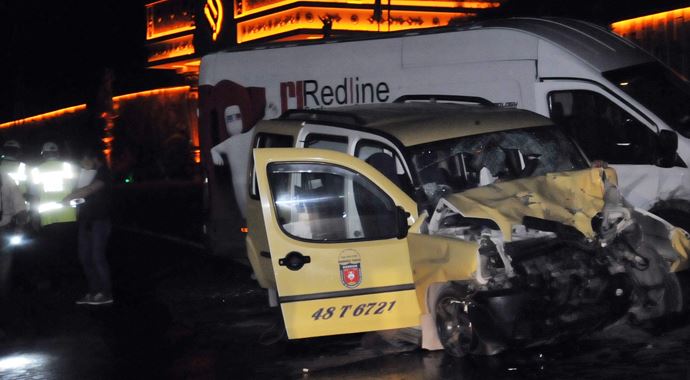 Taksiyle kamyonet çarpıştı: 2 ölü 3 yaralı Taksiyle kamyonet çarpıştı: 2 ölü 3 yaralı