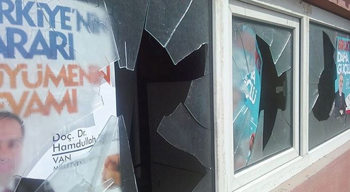 AK Parti bürosuna taşlı saldırı AK Parti bürosuna taşlı saldırı