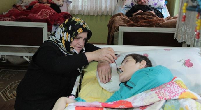 Engelli 4 çocuğuna bakan fedakar anne
