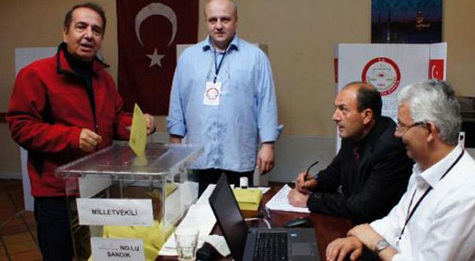 Gümrüklerde oy verme işlemi devam ediyor Gümrüklerde oy verme işlemi devam ediyor