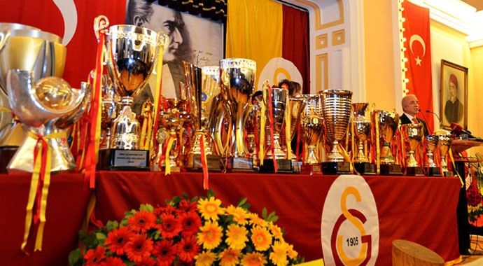 Galatasaray 15 yıl sonra yine çifte şampiyonluk istiyor Galatasaray 15 yıl sonra yine çifte şampiyonluk istiyor