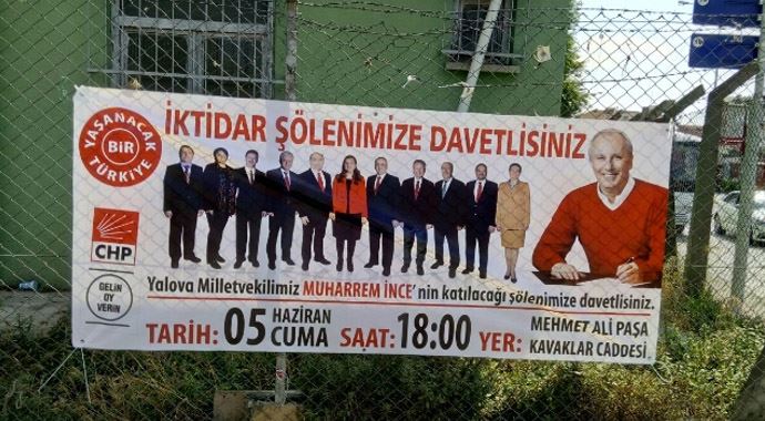 Muharrem İnce'nin pankartları çalındı Muharrem İnce'nin pankartları çalındı