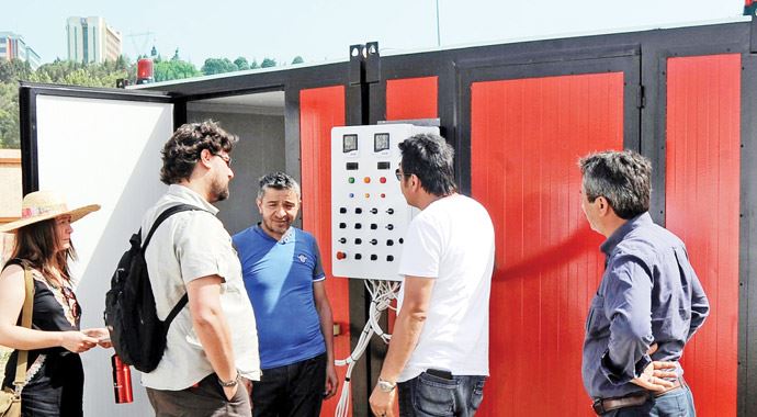 Sebze ve meyveyi güneş enerjili fırına sürdü Sebze ve meyveyi güneş enerjili fırına sürdü