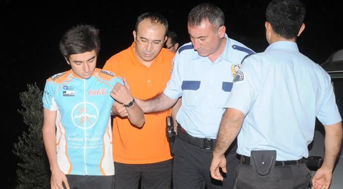Dağda kaybolan liselileri gazeteciler buldu Dağda kaybolan liselileri gazeteciler buldu