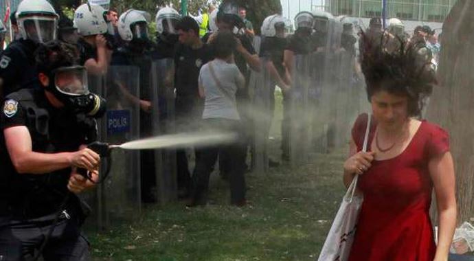 Kırmızılı kadına biber gazı sıkan polise öyle bir ceza geldi ki! Kırmızılı kadına biber gazı sıkan polise öyle bir ceza geldi ki!