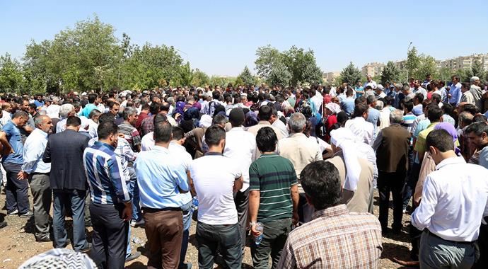 Diyarbakır'da öldürülen 3 kişi defnedildi, 17 gözaltı var!