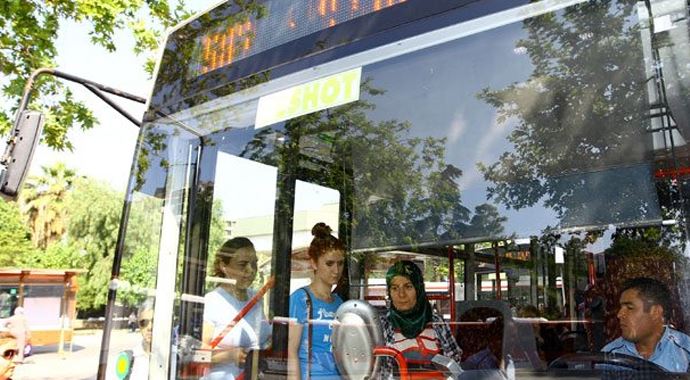 İzmir&#039;de kağıt bilet uygulaması uzun kuyruklara sebep oldu