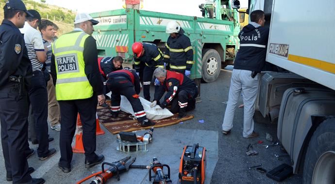 Manisa'da korkunç olay! TIR şoförü aracını tamir ederken... Manisa'da korkunç olay! TIR şoförü aracını tamir ederken...