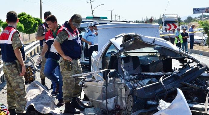 İki araç kafa kafaya çarpıştı: 2 ölü
