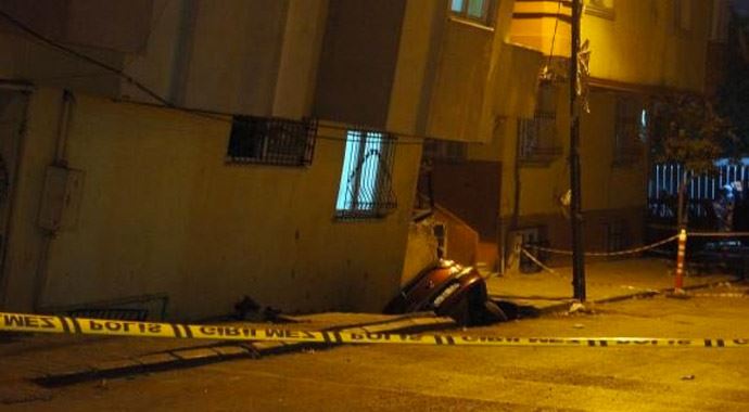 Gaziosmanpaşa'da 5 katlı bina yan yattı Gaziosmanpaşa'da 5 katlı bina yan yattı