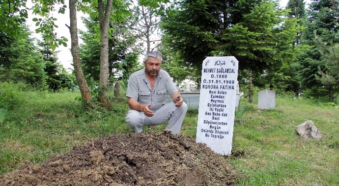  26 yıldır bulunmayan abisinin mezarını kazdı