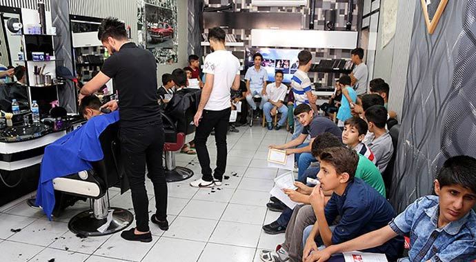 Başarı belgesini getirene ücretsiz tıraş Başarı belgesini getirene ücretsiz tıraş