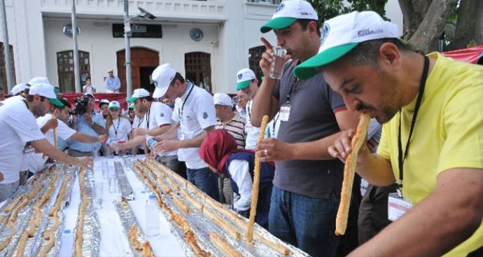 Börek yeme yarışması nefes kesti