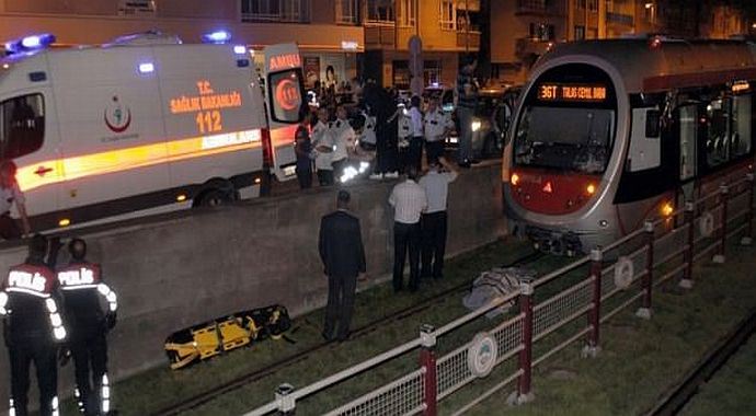 Kayseri&#039;de tramvayın çarptığı kişi öldü