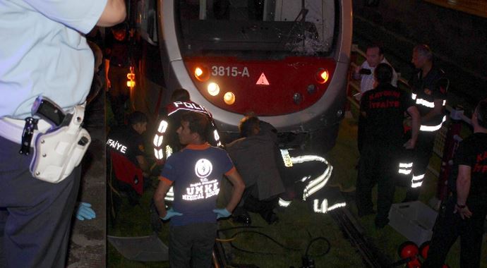 Korkunç kaza! Tramvayın altında can verdi Korkunç kaza! Tramvayın altında can verdi