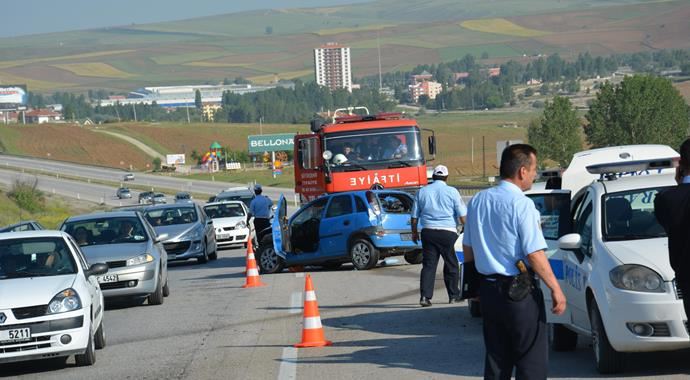 Ankara'da korkunç kaza, ölü ve yaralılar var Ankara'da korkunç kaza, ölü ve yaralılar var