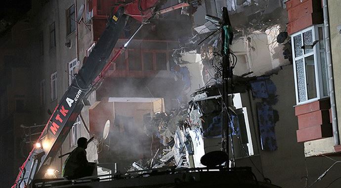Gaziosmanpaşa'da yan yatan binanın yıkımına başlandı Gaziosmanpaşa'da yan yatan binanın yıkımına başlandı