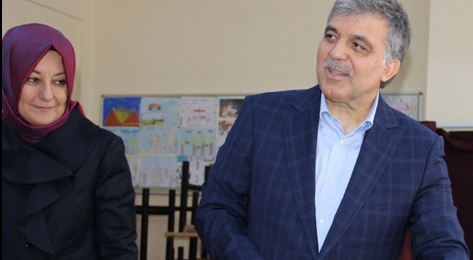 Abdullah Gül&#039;e çirkin teklif: Başını açsın, heykelini dikelim