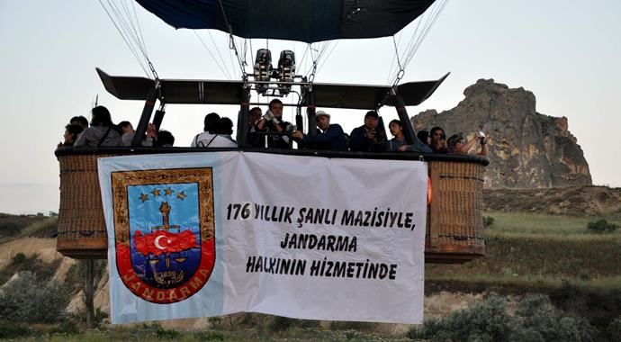 Kapadokya'da balonlar bu defa jandarma için havalandı Kapadokya'da balonlar bu defa jandarma için havalandı