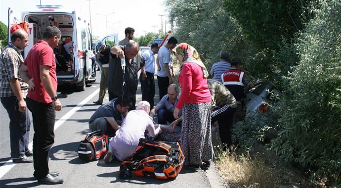 Elazığ'da otomobil direğe çarptı, çok sayıda yaralı var Elazığ'da otomobil direğe çarptı, çok sayıda yaralı var