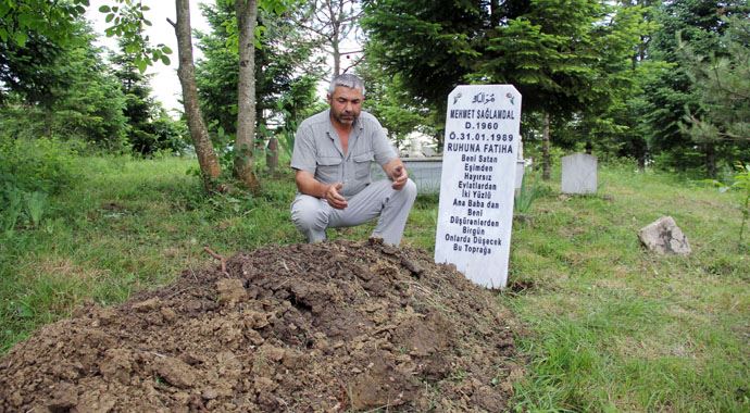26 yıldır bulunmayan abisinin mezarını kazdı!