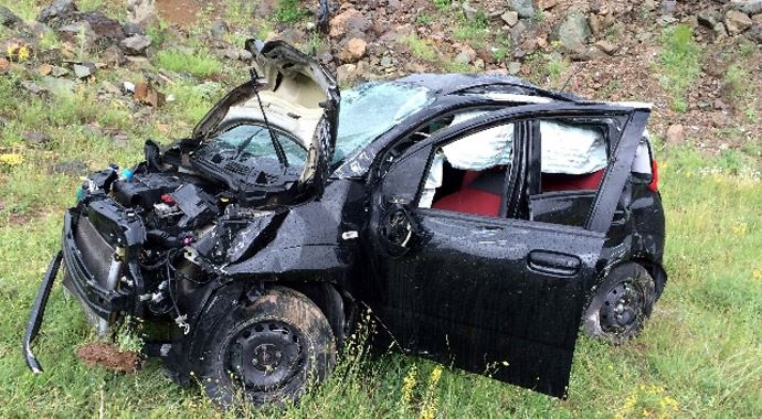 Düğüne giden aile kaza yaptı: 1 ölü, 2 yaralı Düğüne giden aile kaza yaptı: 1 ölü, 2 yaralı