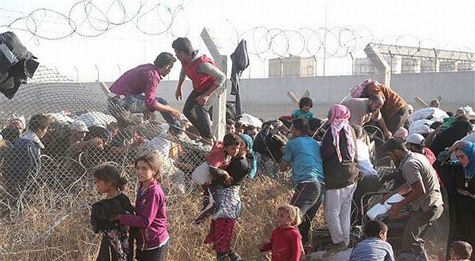 Suriyeliler Türkiye'ye alınmaya başlandı Suriyeliler Türkiye'ye alınmaya başlandı