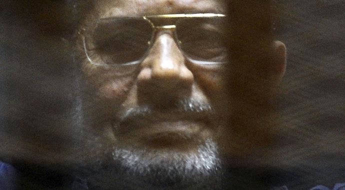 Mursi'nin 'casusluk' davası ertelendi Mursi'nin 'casusluk' davası ertelendi