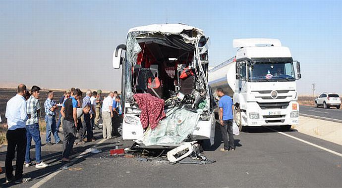 Yolcu otobüsü tankere çarptı: 2 ölü, 13 yaralı