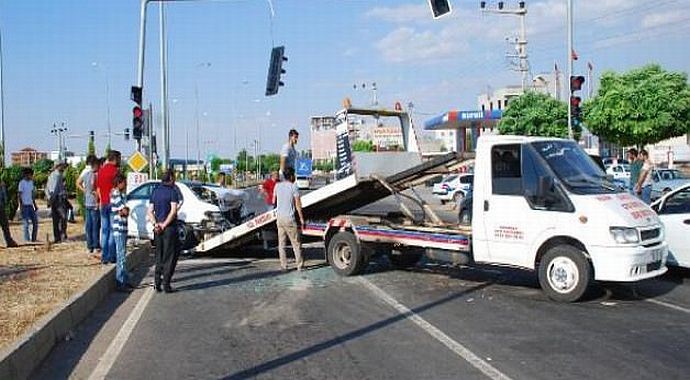 Hilvan'da zincirleme kaza: 6 yaralı Hilvan'da zincirleme kaza: 6 yaralı