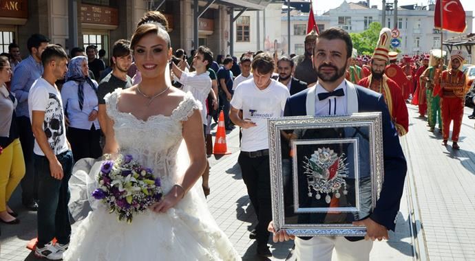 Çılgın çift mehterli yürüyüşle dünyaevine girdi Çılgın çift mehterli yürüyüşle dünyaevine girdi