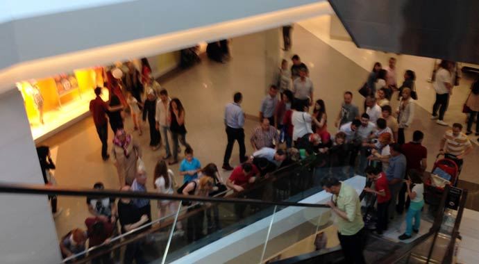 AVM'nin 4'üncü katından düşerek öldü AVM'nin 4'üncü katından düşerek öldü