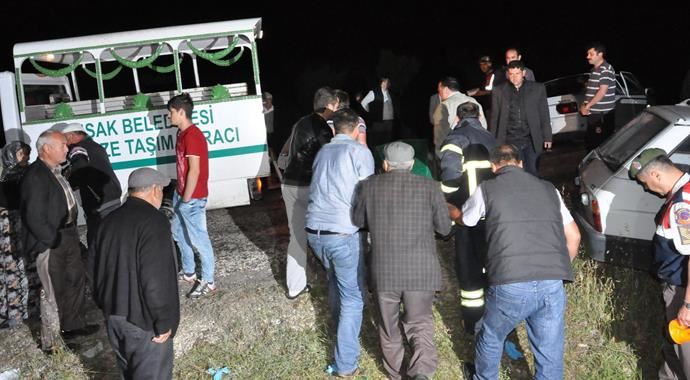 Uşak'ta feci kaza, 1 kişi hayatını kaybetti 8 de yaralı var