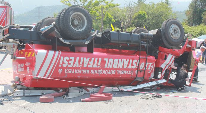 İstanbul&#039;da yangına giden itfaiye aracı devril, 4 yaralı var