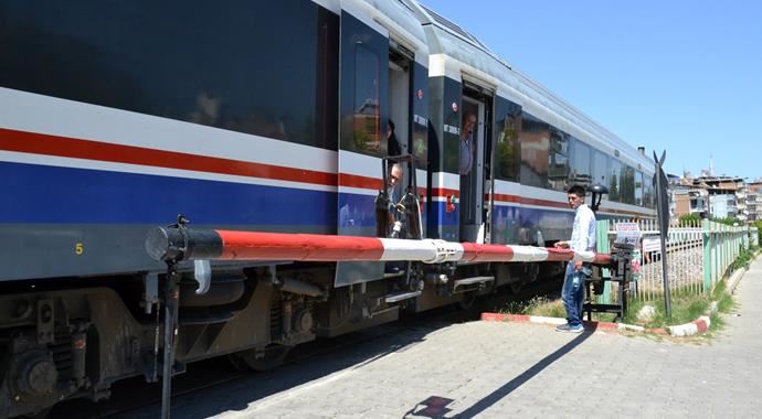 Tren raylarına yatarak intihara kalkıştı Tren raylarına yatarak intihara kalkıştı