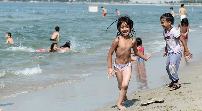 İstanbul'da sıcaktan bunalanlar sahillere koştu İstanbul'da sıcaktan bunalanlar sahillere koştu