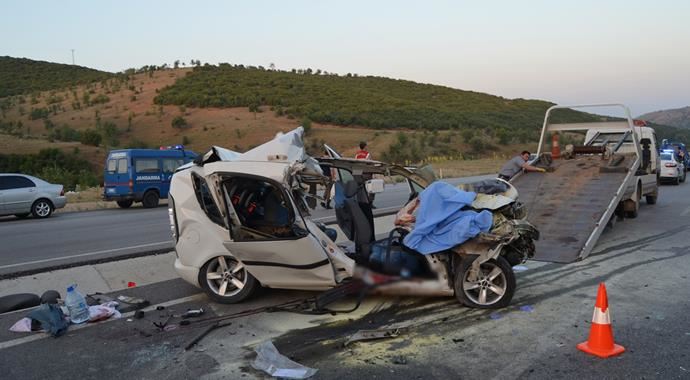 Manisa&#039;da trafik kazası, 1&#039;i bebek 3 ölü 4 de yaralı var