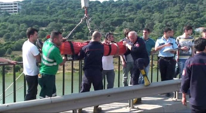 Kendini 25 metre yüksekten aşağıya attı, ölmedi! Kendini 25 metre yüksekten aşağıya attı, ölmedi!