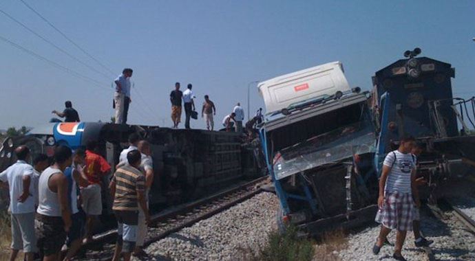 Tunus'ta trenle kamyon çarpıştı: 14 ölü Tunus'ta trenle kamyon çarpıştı: 14 ölü