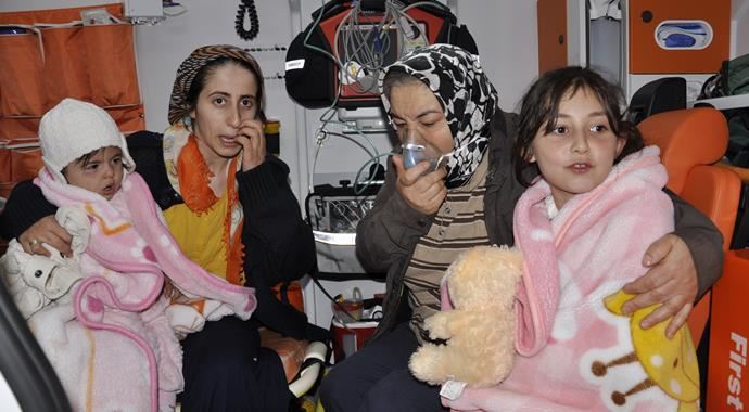Evde çıkan yangının dumanı 12 kişiyi hastanelik etti Evde çıkan yangının dumanı 12 kişiyi hastanelik etti
