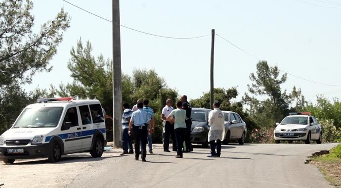 Emekli emniyet müdürü yol kenarında ölü bulundu! Emekli emniyet müdürü yol kenarında ölü bulundu!