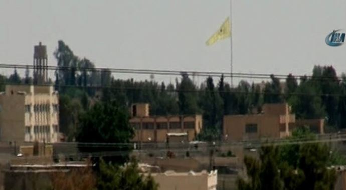 O bayrağın yerine PYD bayrağı asıldı! O bayrağın yerine PYD bayrağı asıldı!